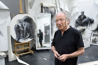 France, Ivry-sur-Seine (94), l'artiste plasticien Ernest Pignon-Ernest dans son atelier