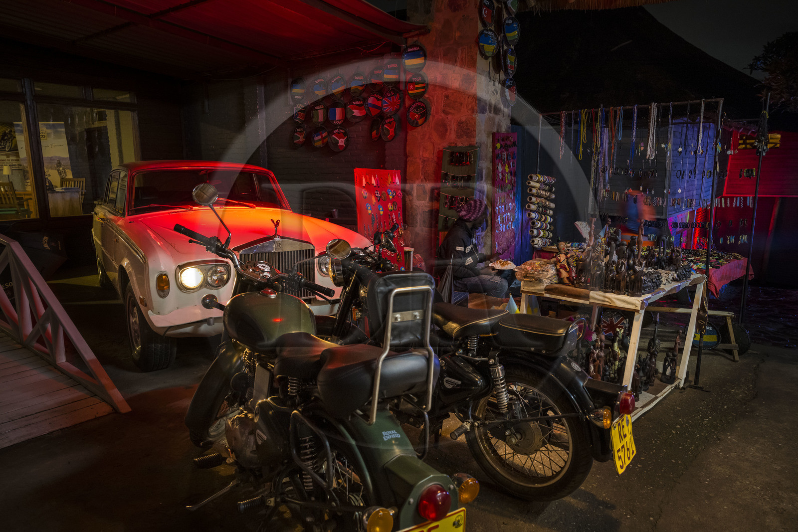 Rwanda, Kigali, Restaurant et Bar Pili Pili à la mode, Rolls Royce et motos dans le hall d'entrée