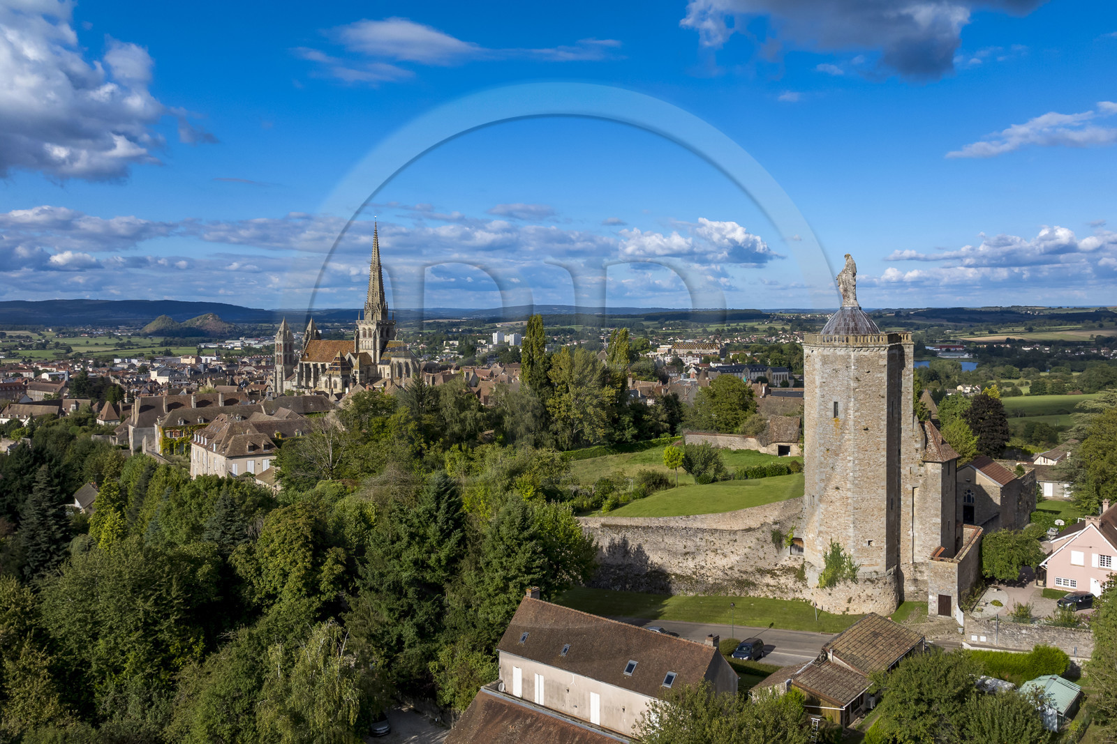 France, Saône-et-Loire (71), Autun, la tour des Ursulines du  XIIe siècle et la cathédrale Saint-Lazare (vue aérienne)
