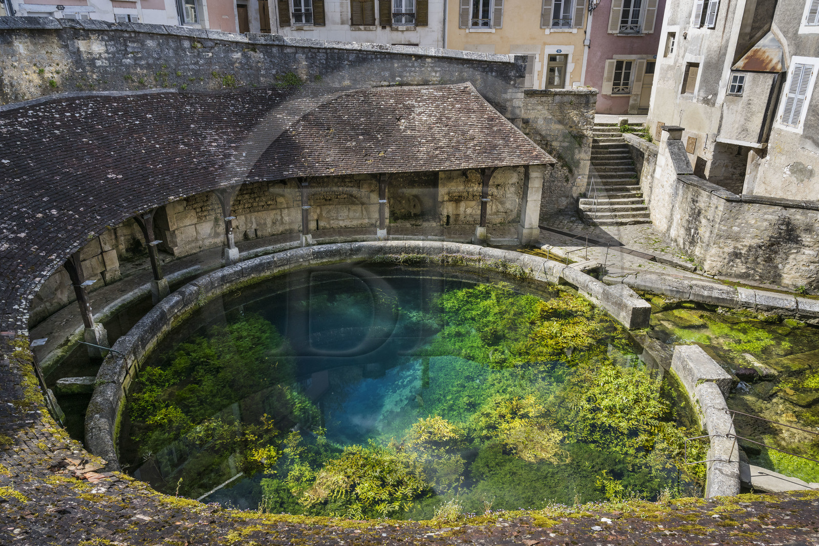 France, Yonne (89), Tonnerre, lavoir de la Fosse Dionne, bassin circulaire de 1758 créé sur une source karstique dite source vauclusienne