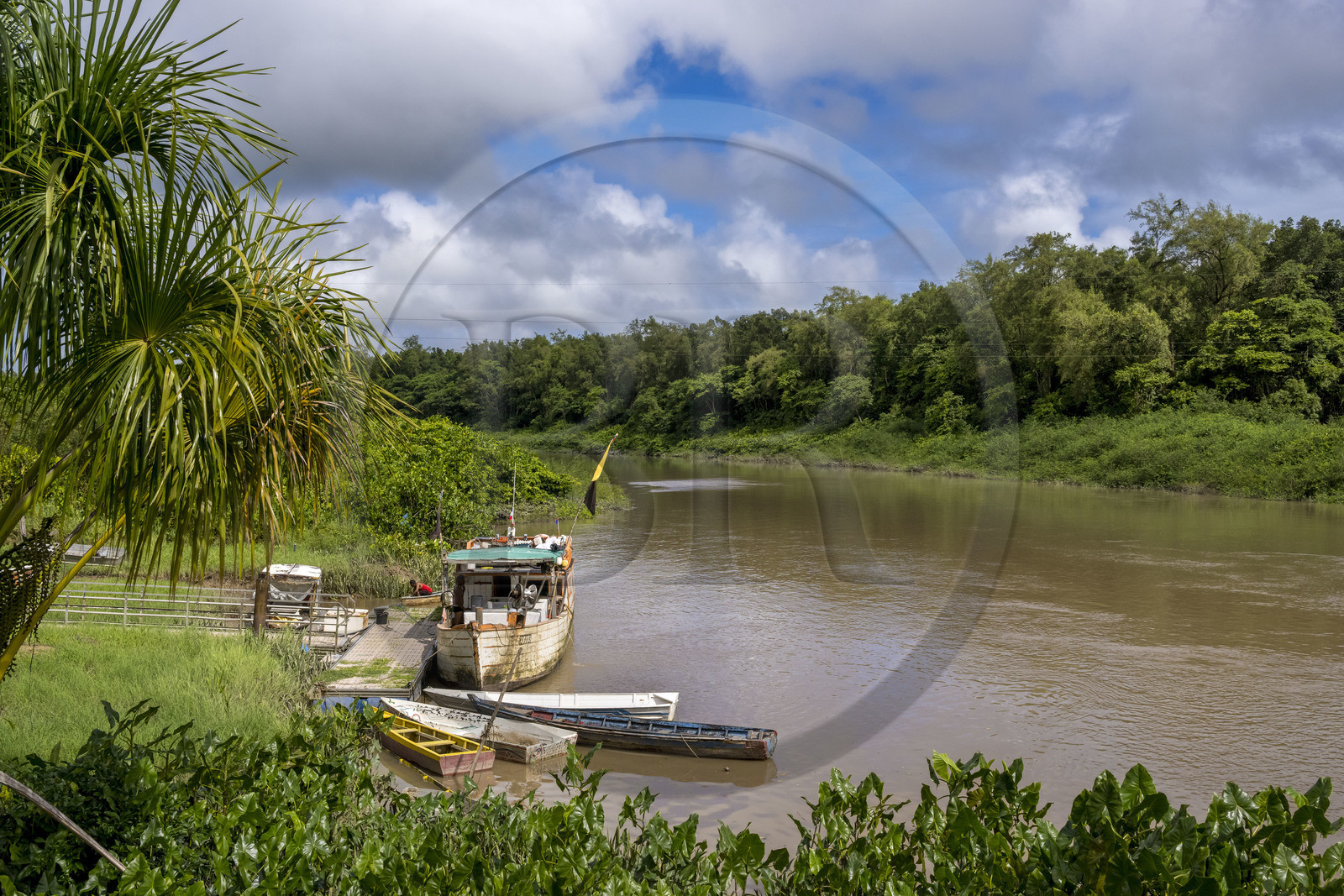France, Guyane, Iracoubo, bateau faisant du transport de marchandises sur le fleuve Iracoubo