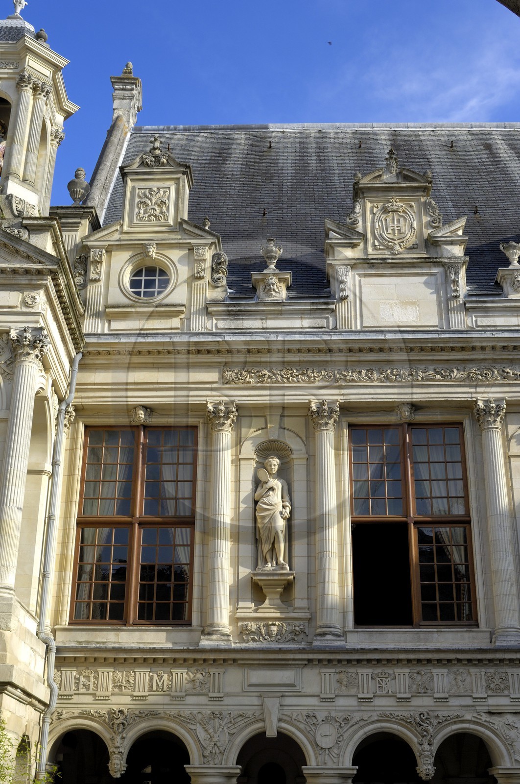 France, Charente-Maritime (17), La Rochelle, la cour intérieur de l'Hôtel de Ville