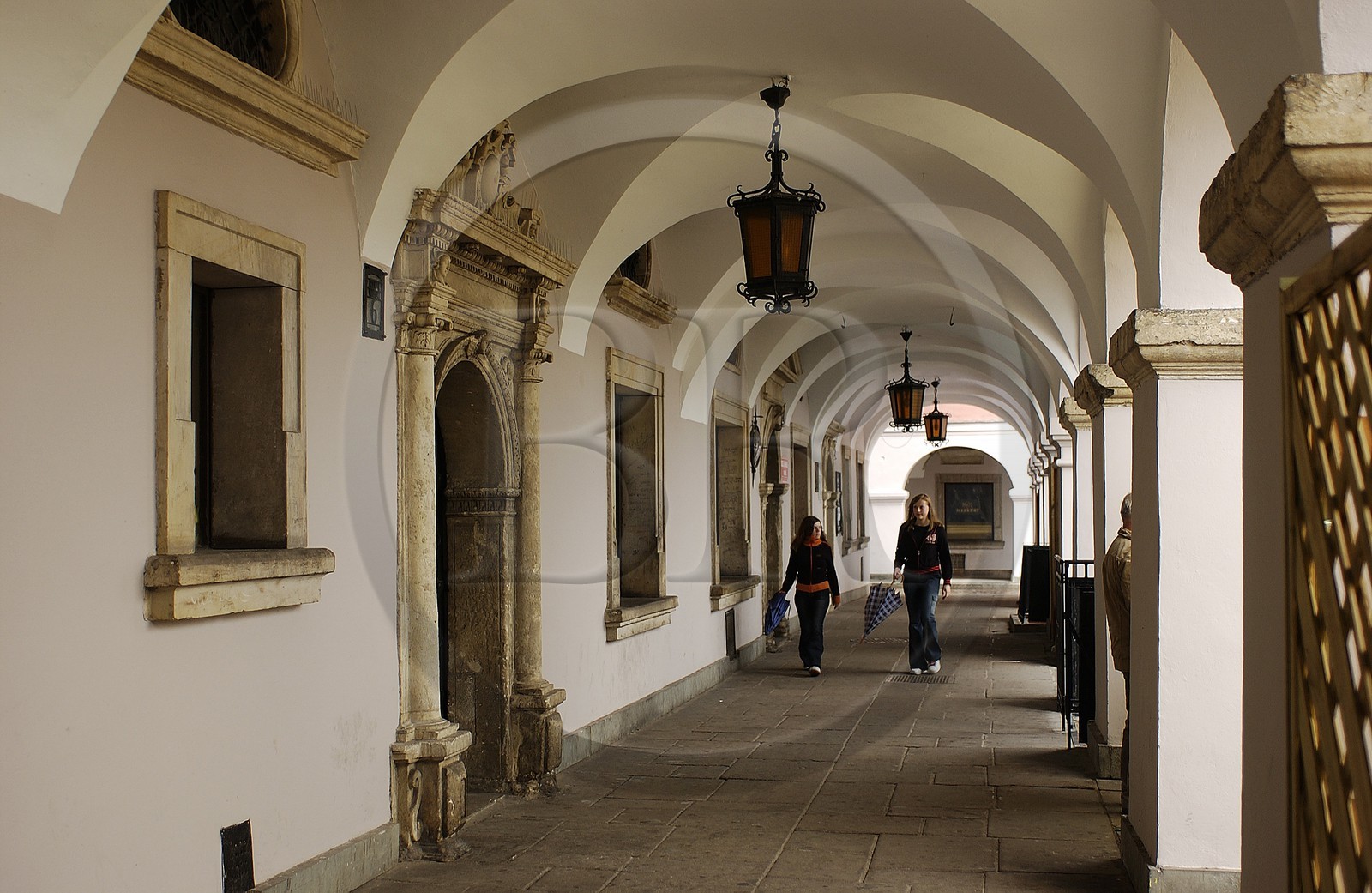 Pologne, région de Lublin, ville Renaissance de Zamosc classé Patrimoine Mondial de l' UNESCO, passage sous arcades de la place du marché et portail décoré de frises