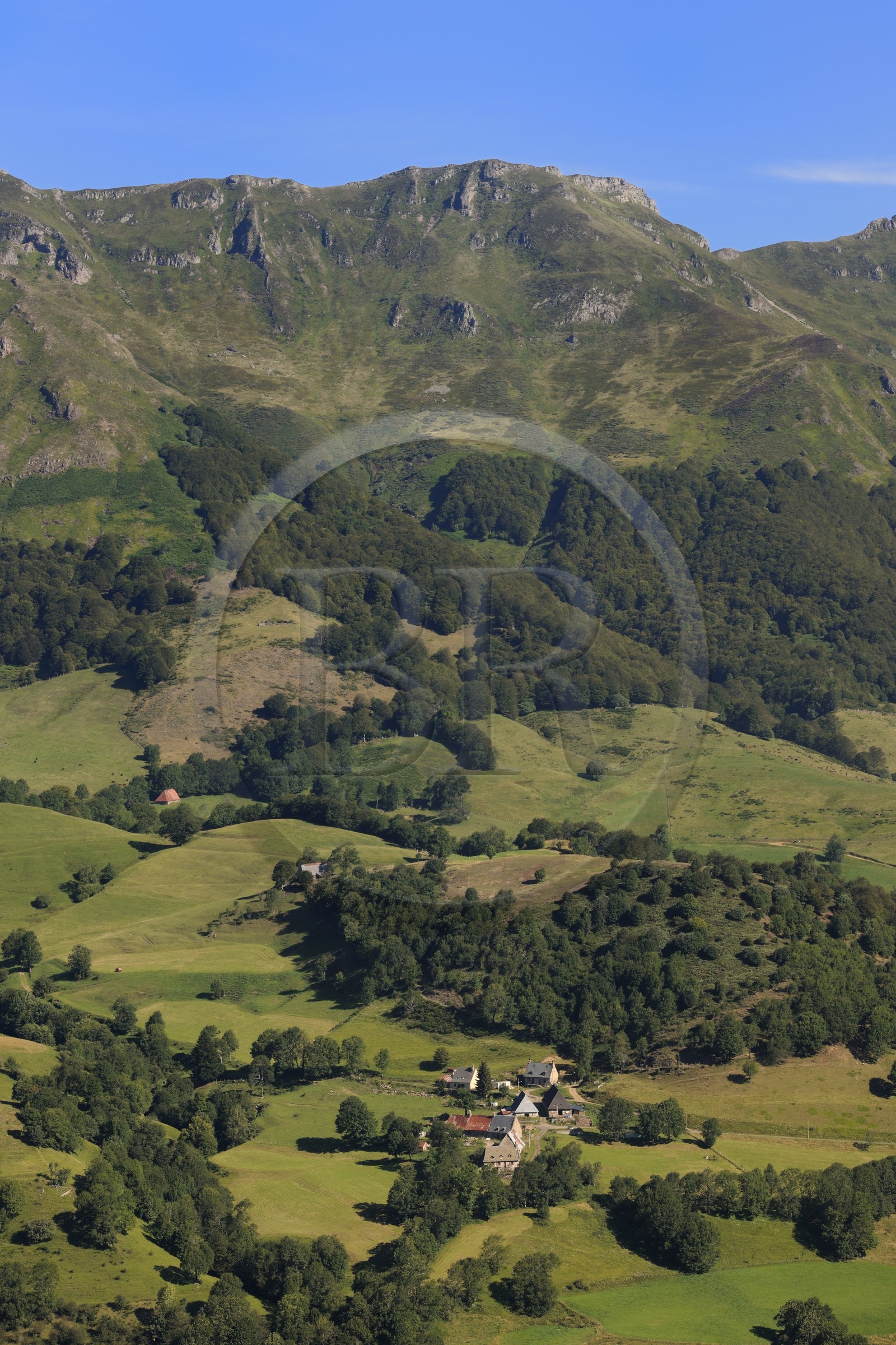 France, Cantal (15), monts du Cantal, Parc Naturel Régional des Volcans d' Auvergne, la vallée de la Jordanne vers Mandaille-Saint-Julien