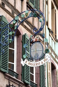 France, Haut-Rhin (68), Route des vins d'Alsace, Ribeauvillé, enseigne d'un vigneron