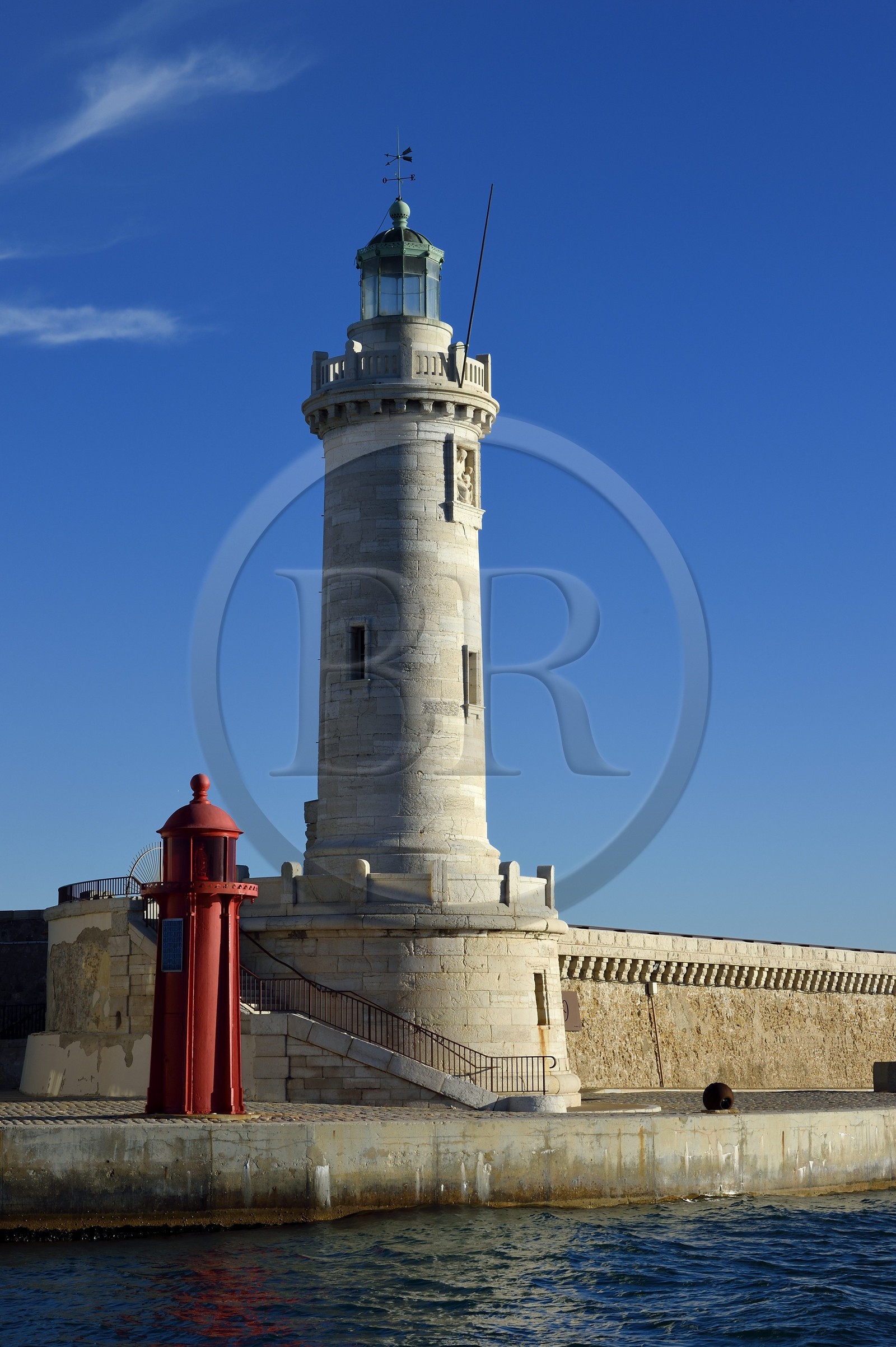 France, Bouches-du-Rhône (13), Marseille, Zone Euroméditerranée, phare de Sainte Marie marque l'entrée des bassins du Grand port maritime de Marseille