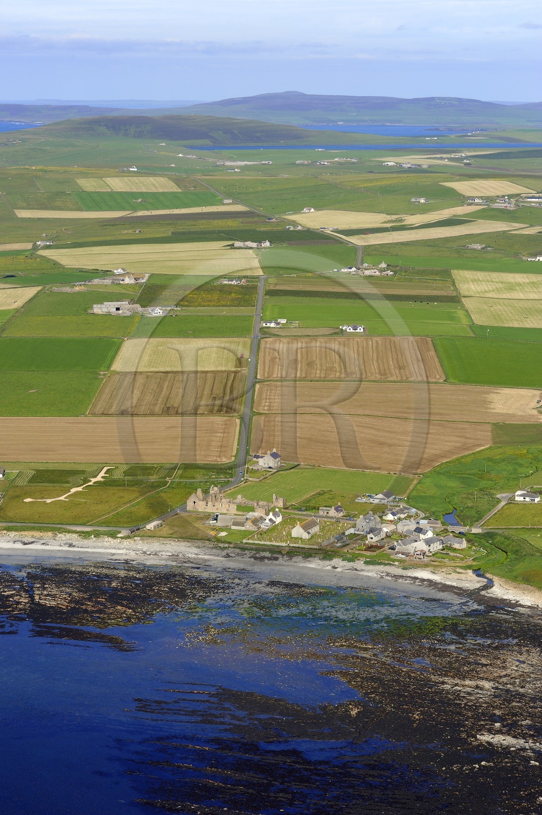 Royaume-Uni, Ecosse, Iles Orcades, Ile de Mainland, le Palais du comte (Earl's Palace) à St. Magnus House et fermes éparses dans les champs en bordure de mer à Birsay (vue aérienne)