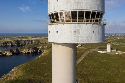 France, Finistère (29), Mer d'Iroise, Ile d'Ouessant, tour radar du Stiff de l'architecte Jean Prouvé (1982) qui surveille le rail de circulation maritime dans la Manche pour le Cross Corsen, Patrick Cornic, technicien du CROSS en poste depuis 2014 (vue aérienne)