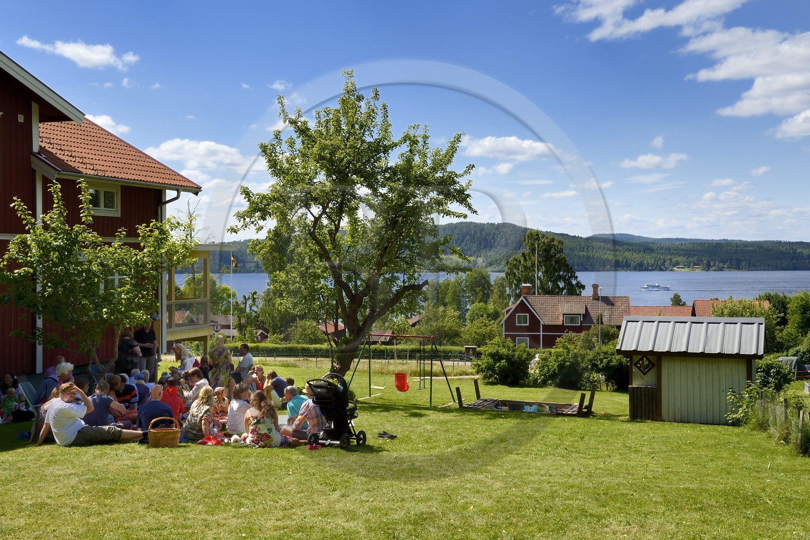 Suède, comté de Dalécarlie, région de Leksand, célébrations du solstice d'été dans le petit hameau de Sunnanäng, pique-nique sur la rive du lac Siljan