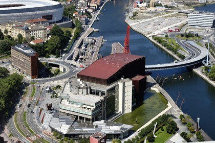 Espagne, Pays basque espagnol, Biscaye, Bilbao, le Palais Euskalduna (Palais des Congrès et de la Musique) par les architectes Federico Soriano et Dolores Palacios et la grue Carola en bordure du Ria de Bilbao