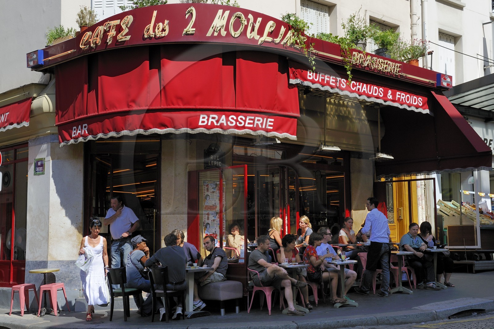 France, Paris (75), Montmartre, rue Lepic, la brasserie le Café des Deux Moulins qui servit de décor au film Amélie Poulain, terrasse et passants