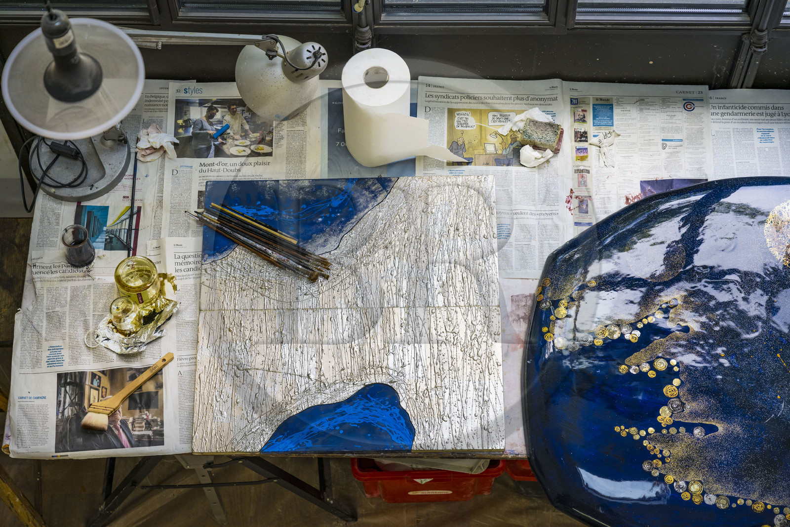France, Hauts-de-Seine (92), Colombes, l'artiste et laqueur Isabelle Emmerique dans son atelier