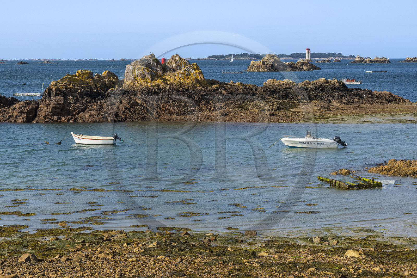 France, Côtes d'Armor (22), Ploubazlanec, la grève de Loguivy-de-la-Mer et le phare de La Croix en arrière plan