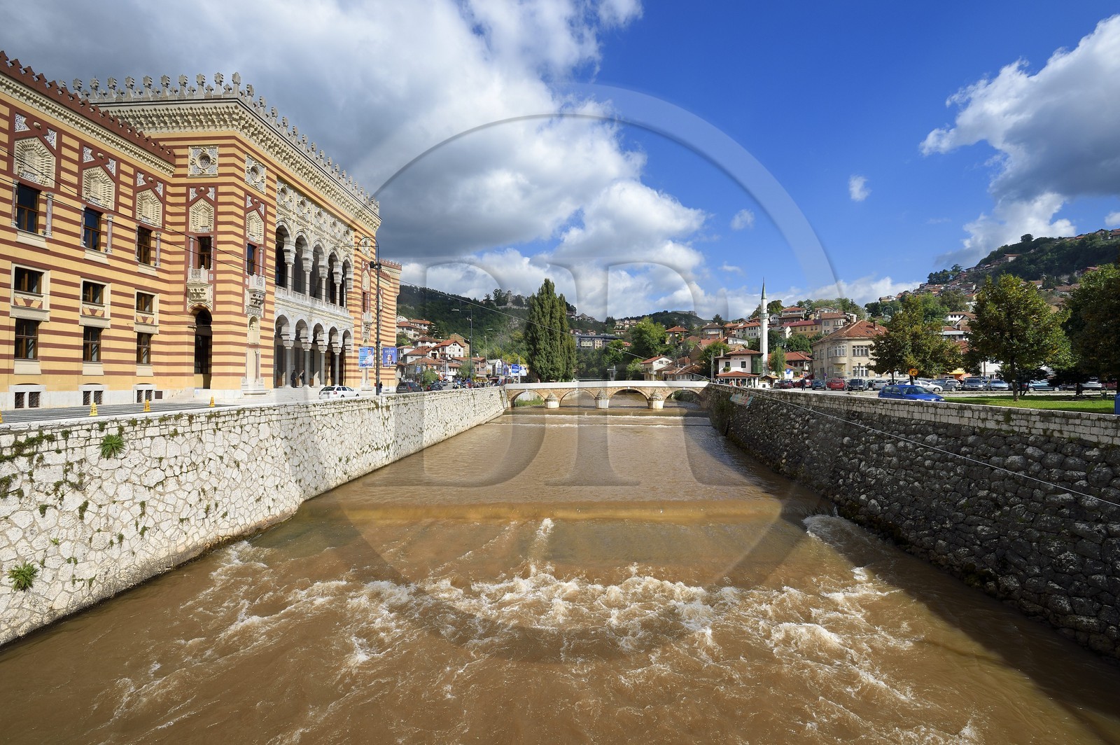 Bosnie-Herzégovine, Sarajevo, la Bibliothèque Nationale et Universitaire et le pont Seher Cehaja sur la rivière Miljacka