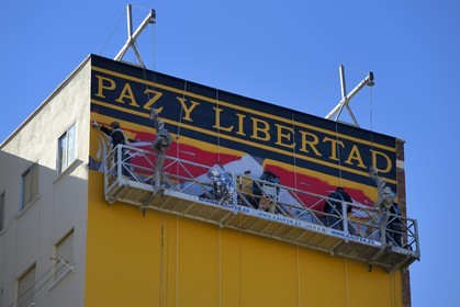 Espagne, Andalousie, Malaga, quartier Soho, barrio de las Artes (quartier des Arts), Maus street art, création d'une peinture murale par Obey Giant dirigé par Frank Shepard Fairey