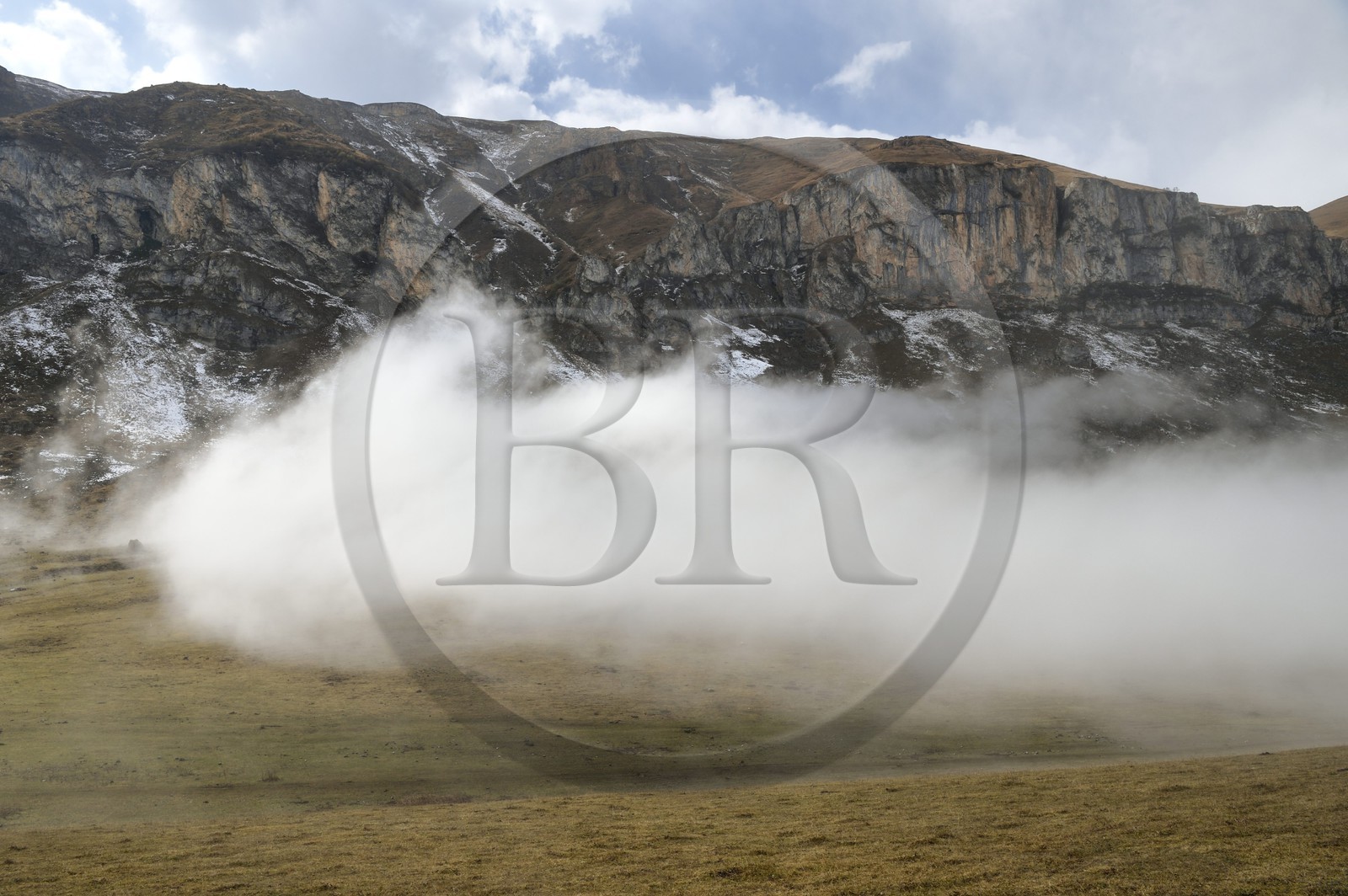 Azerbaïdjan, région de Quba (Guba), chaine de montagne du Grand Caucase, paysage dans les nuages sur le Mont Gizilgaya entre le village de Giriz et de Laza