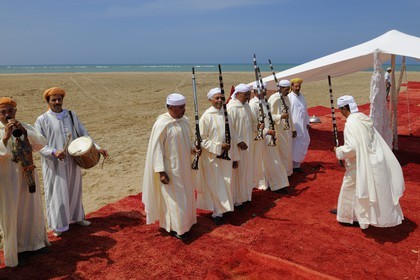 Maroc, région de l'Oriental, danse et musique traditionnelle la Reggada sur une plage