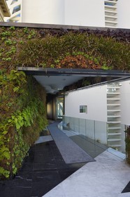 Principauté de Monaco, Monaco, l'immeuble Le Simona conçu par l'architecte Jean-Pierre Lott, entrée principale