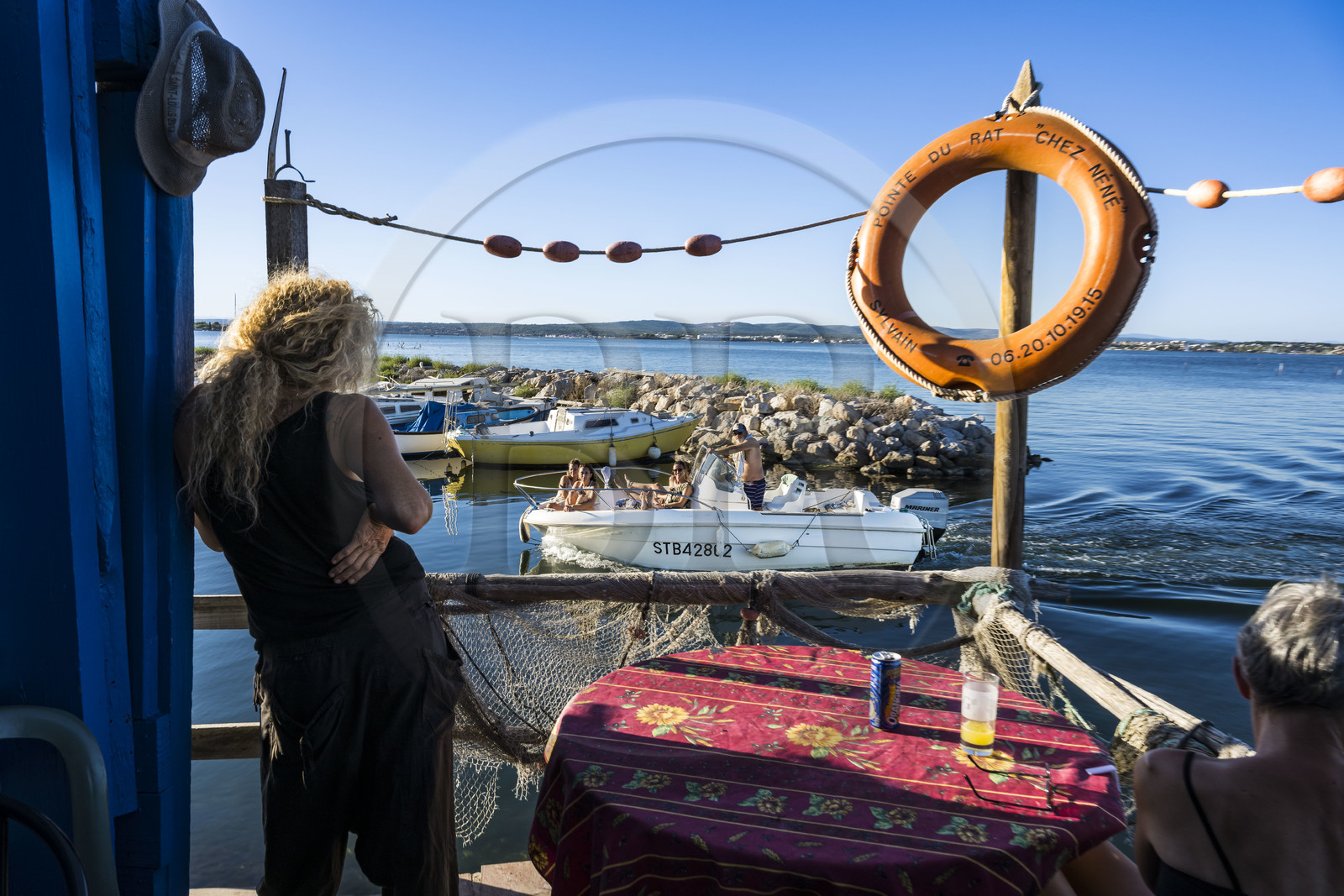 France, Hérault (34), Sète, quartier de la Pointe Courte, quartier de pecheurs sur les rives de l'étang de Thau, terrasse du bistrot à la Pointe de Rat Chez Néné