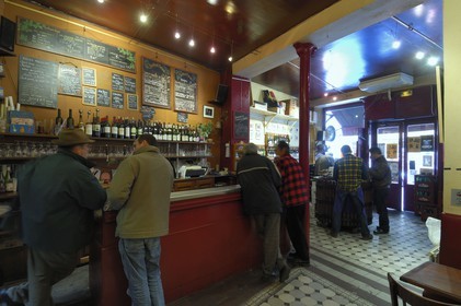 France, Paris (75), bar à vin le Baron Rouge rue Théophile Roussel
