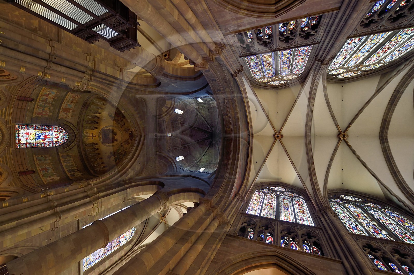 France, Bas-Rhin (67), Strasbourg, vieille ville classée au Patrimoine Mondial de l'UNESCO, la cathédrale Notre-Dame, la tour Klotz du choeur roman à gauche et le plafond de la nef gothique à droite
