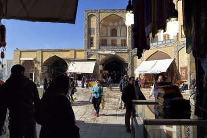 Iran, province d'Ispahan, Ispahan, entrée principale du Bazar-e Bozorg (Grand Bazar), immense bazar couvert qui remonte à près de 1300 ans, sur la place naghsh-i jahan aussi connue sous le nom de place Imam Khomeiny, classé Patrimoine Mondial de l'UNESCO