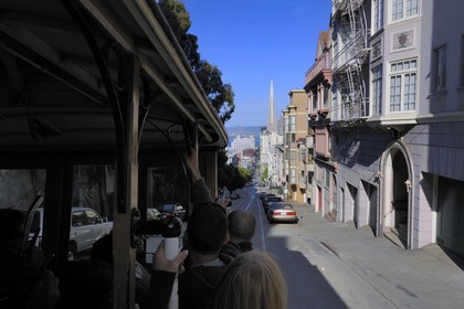 Etats-Unis, Californie, San Francisco, quartier de Russian Hill, cable car descendant Washington street