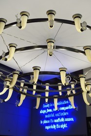 France, Charente (16), Cognac, Fondation d’Entreprise Martell, institution culturelle pluridisciplinaire (art, design et craft, architecture, musique, danse…), lustre Shine a Light de l'artiste Nathalie Talec dans le hall d'accueil (détail)