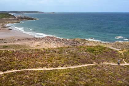 France, Côtes d'Armor (22), Grand Site de France Cap d'Erquy – Cap Fréhel, Fréhel, randonneurs sur le chemin de Grande Randonnée GR34 au dessus de la Grève des Fossés (vue aérienne)