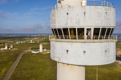France, Finistère (29), Mer d'Iroise, Ile d'Ouessant, tour radar du Stiff de l'architecte Jean Prouvé (1982) qui surveille le rail de circulation maritime dans la Manche pour le Cross Corsen, Patrick Cornic, technicien du CROSS en poste depuis 2014 (vue aérienne)