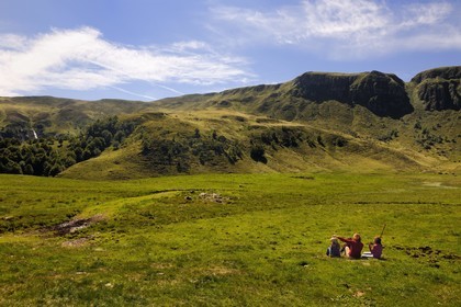 France, Cantal (15), monts du Cantal, Parc Naturel Régional des Volcans d' Auvergne, Puy-Mary, famille de randonneurs au pied de la montagne des Fours de Peyre Arse coupés par la brèche de Roland