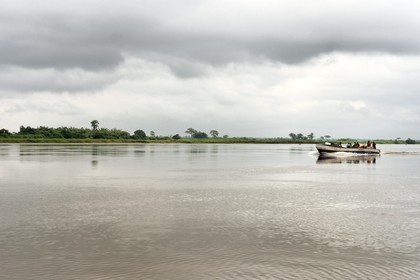 Gabon, province de Ogooué- Maritime, bateau à moteur remontant le fleuve Ogooué