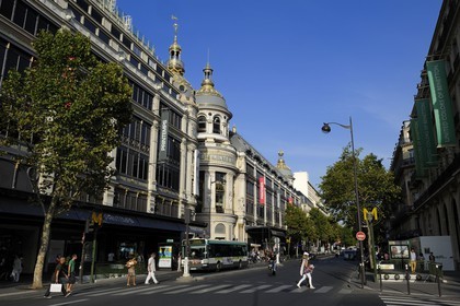 France, Paris (75), la coupole dorée du grand magasin Le Printemps et le boulevard Haussmann