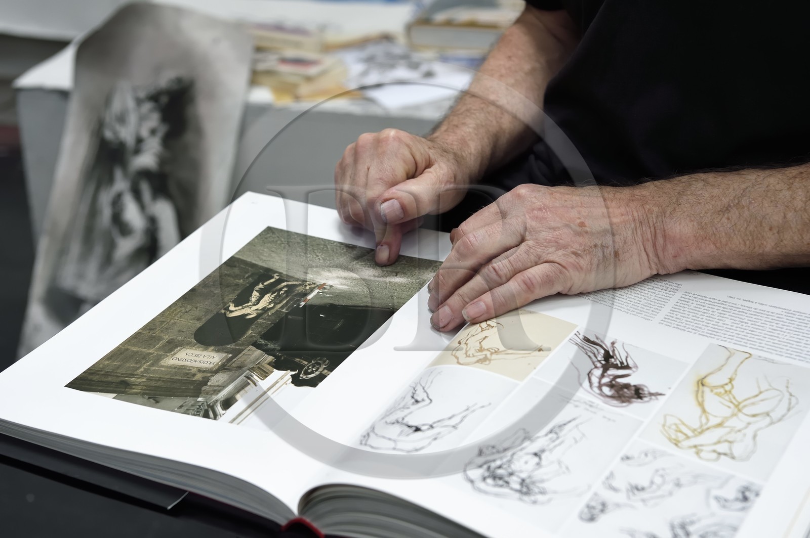 France, Ivry-sur-Seine (94), l'artiste plasticien Ernest Pignon-Ernest dans son atelier