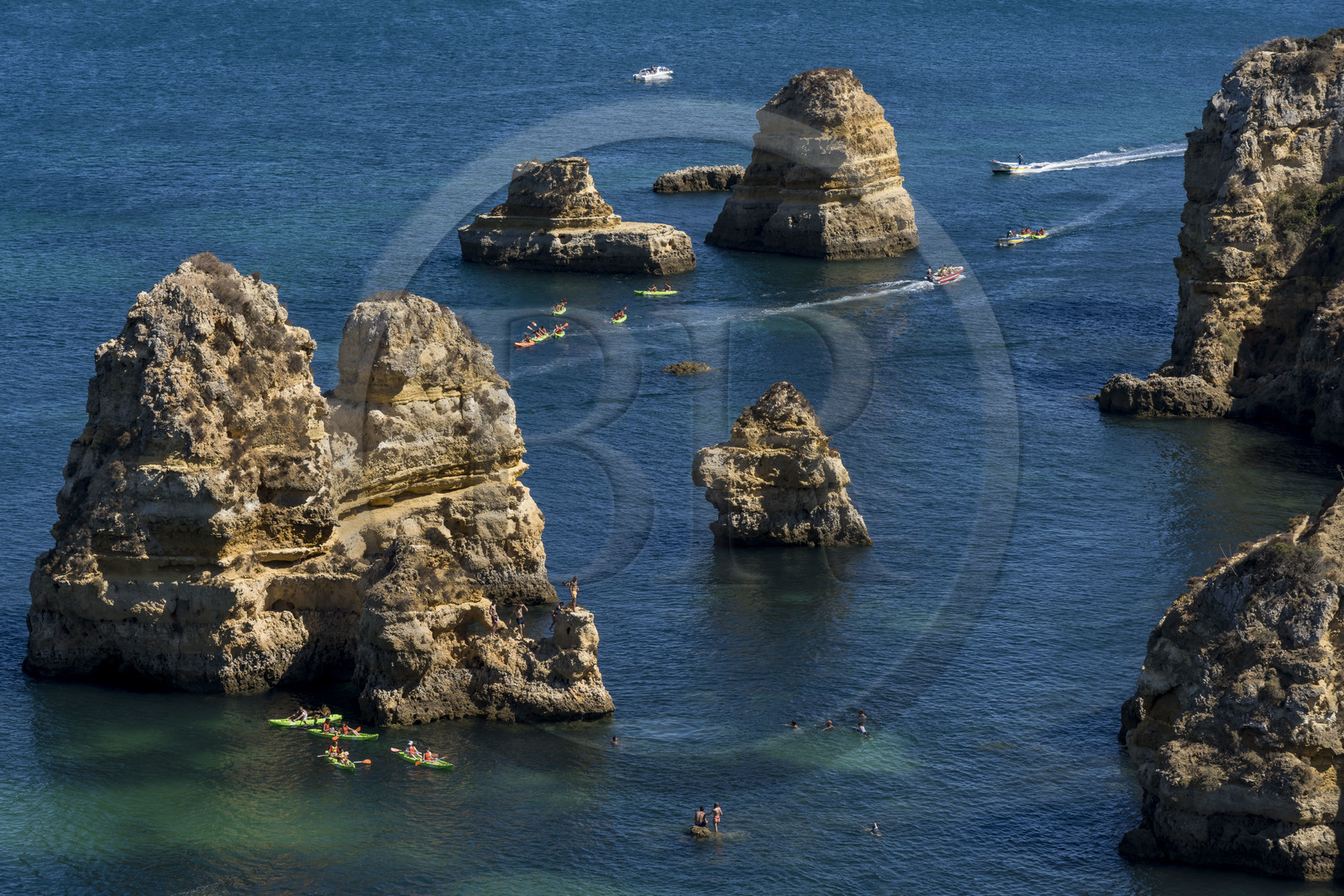 Portugal, Algarve, Lagos, découverte en kayak des formations rocheuses et des falaises de la Ponta da Piedade en face de Praia da Boneca