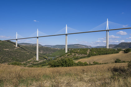 France, Aveyron (12), parc naturel régional des Grands Causses, Millau, le viaduc de Millau des architectes Michel Virlogeux et Norman Foster, entre le Causse du Larzac et le Causse de Sauveterre au dessus du Tarn
