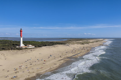 France, Charente-Maritime (17), Royan, La Tremblade, le Phare de La Coubre surplombant la plage et la Côte Sauvage (vue aérienne)