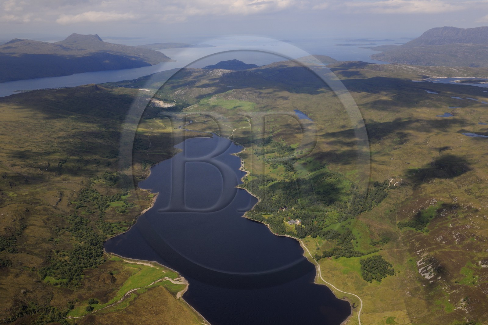 Royaume-Uni, Ecosse, Highland, Morefield cottage en bordure du Loch Achall à l'Est de Ullapool et Annat Bay (vue aérienne)
