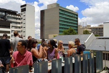 Afrique du Sud, province de Gauteng, Johannesburg, quartier de Braamfontein, Neighbourgoods Market, marché du samedi qui est autant une source d'approvisionnement pour des aliments de la ferme et des produits spécialisés comme il est un point de rencontre de la communauté pour échanger des idées et être entrainé par l'énergie qui fait Joburg