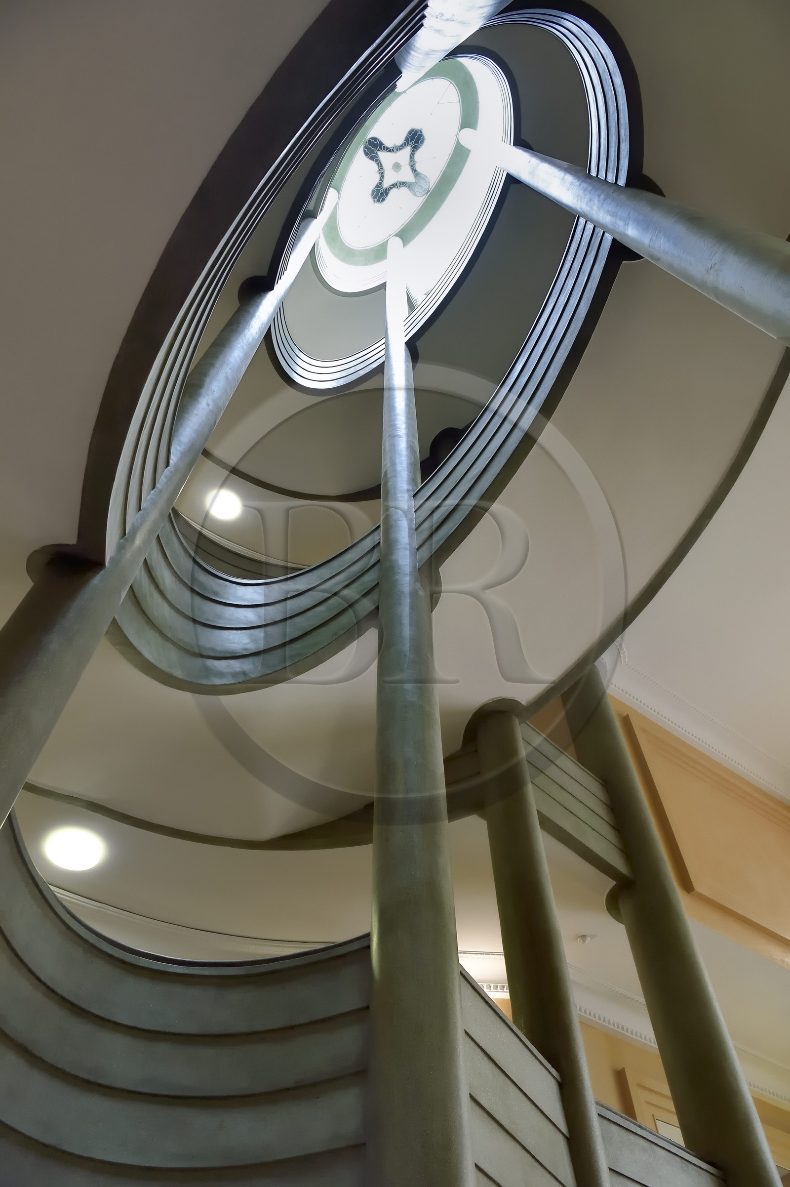 France, Alpes-Maritimes (06), Nice, quartier des Baumettes, l'immeuble Art déco Le Gloria Mansions, escalier monumental en colimaçon coiffé d’une grande verrière