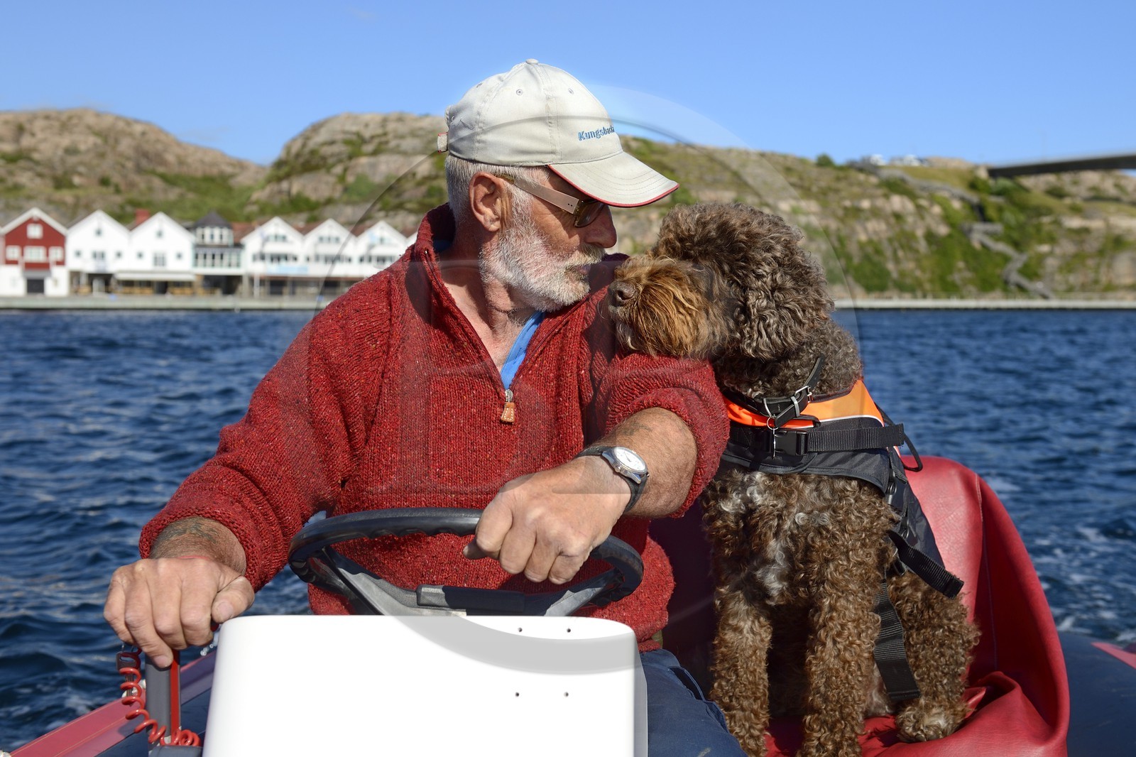 Suède, Västra Götaland, Smögen, Cyril et son chien Simpson à bord de son zodiac
