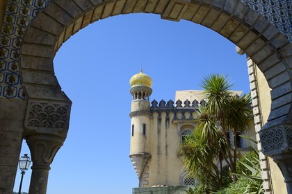 Portugal, région de Lisbonne, Sintra, classée Patrimoine Mondial de l'UNESCO, le Palais national de Pena (Palacio Nacional da Pena), porte de style mauresque