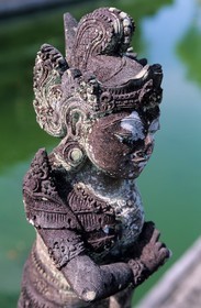Indonésie, île de Bali, Klungklung (Semarapura), sculpture du pavillon flottant de Balé Kambang
