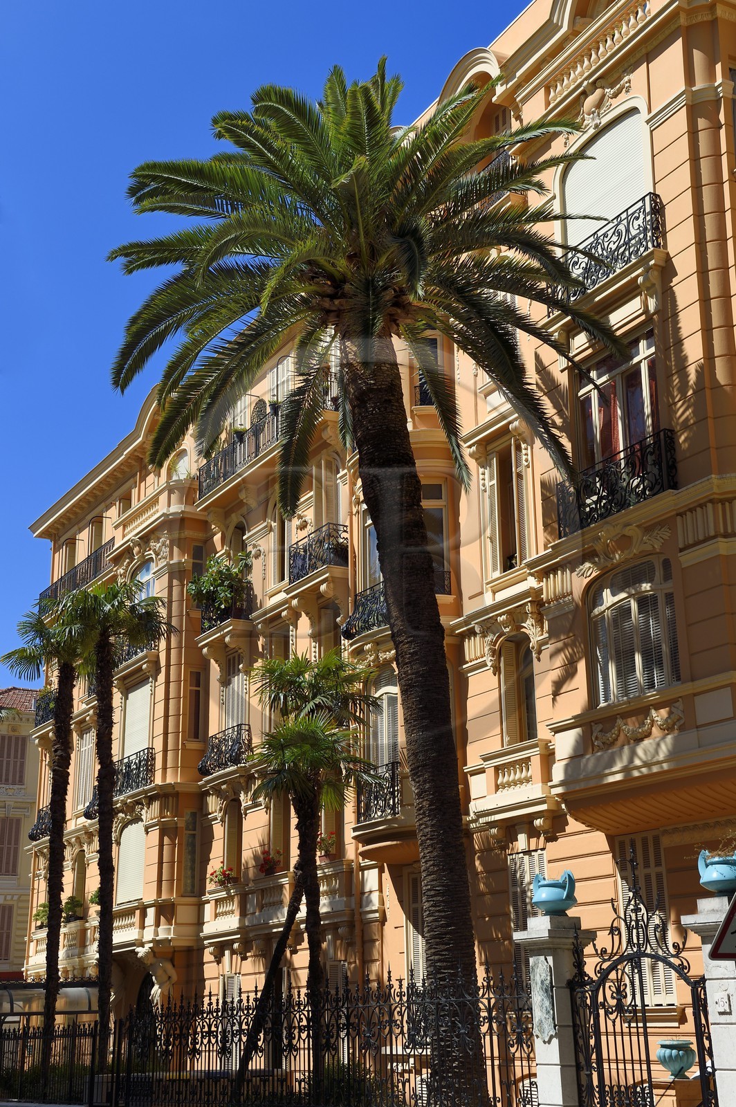 Principauté de Monaco, Monaco, quartier de la Condamine, rue Pr. Florestine, ancien Hotel des Etrangers qui était un des premiers de Monaco Principauté de Monaco, Monaco, quartier de la Condamine, rue Pr. Florestine, ancien Hotel des Etrangers qui était un des premiers de Monaco