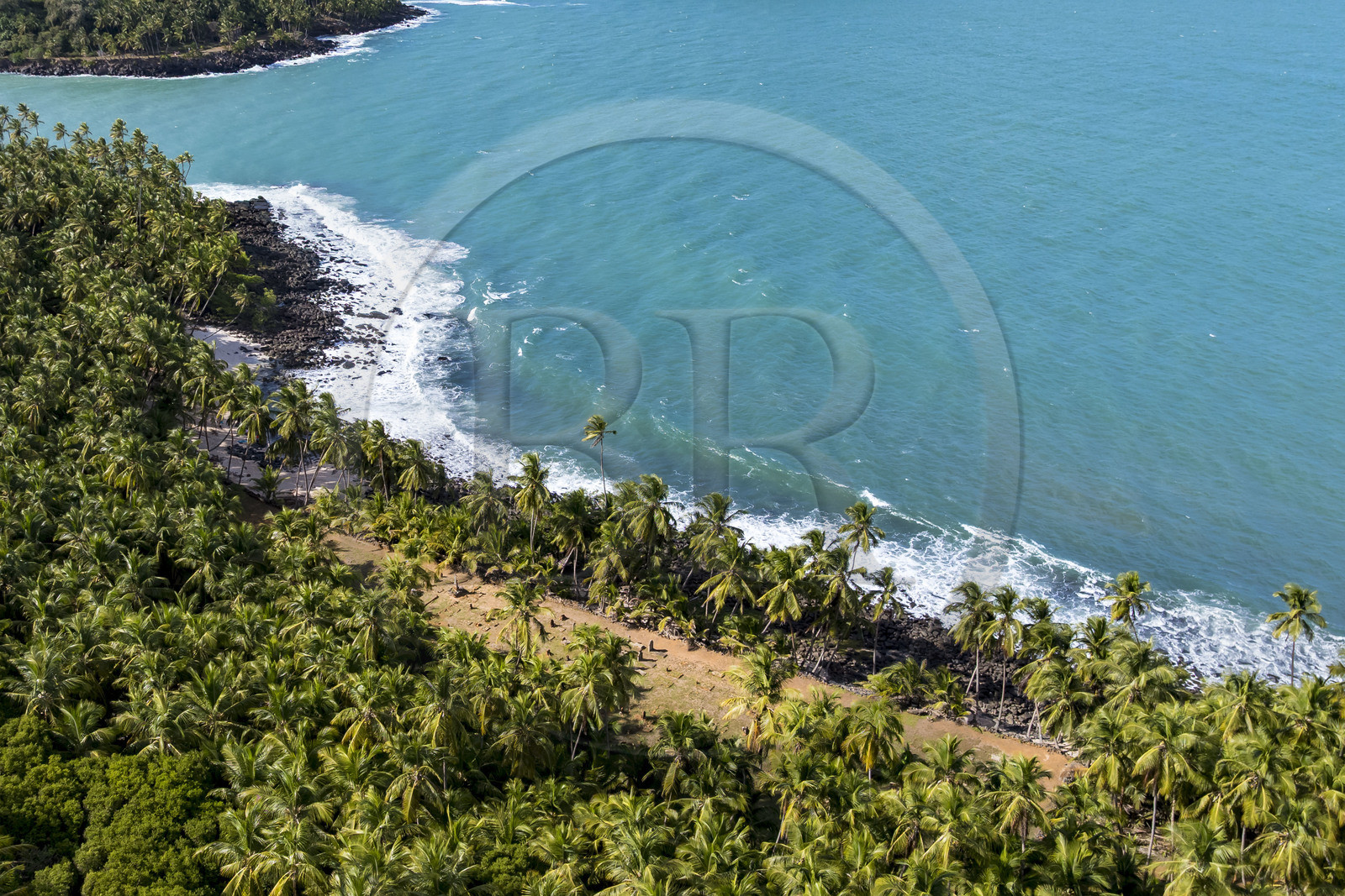 France, Guyane, Kourou, Iles du Salut, l'Ile Saint-Joseph, cimetière des gardiens du bagne et de leur famille (vue aérienne)