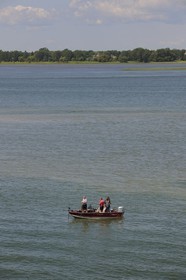 Canada, province de Québec, le fleuve Saint-Laurent sur la Côte Grande vers Lavaltrie, barque de pêcheurs