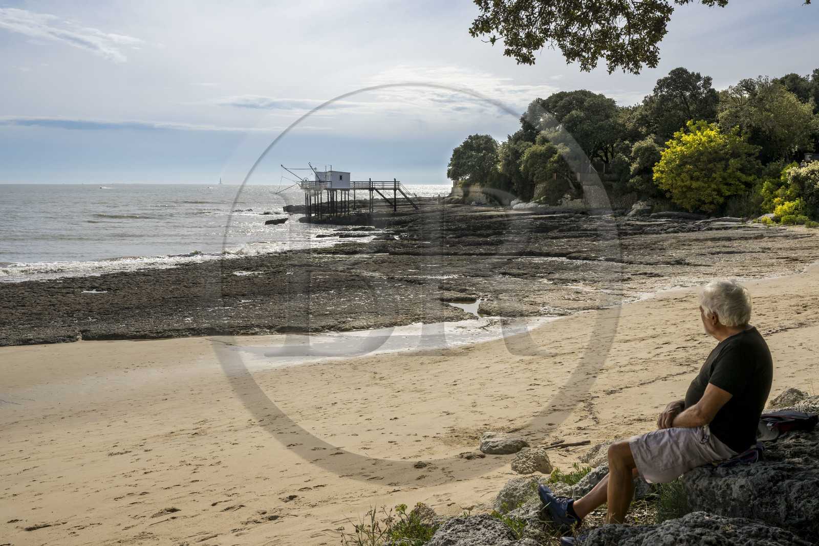 France, Charente-Maritime (17), région de Royan, Saint-Palais-sur-Mer, plage du Platin et des cabanes de pêche traditionnelle au carrelet en arrière plan