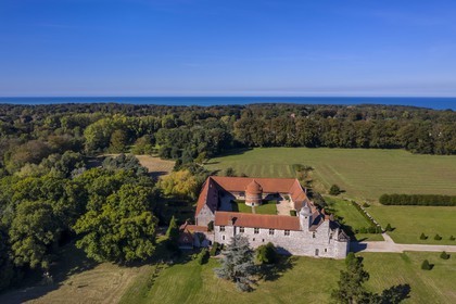 France, Seine-Maritime (76), Côte d'Albatre, Pays de Caux, Varengeville-sur-Mer, le Manoir d'Ango et son colombier (vue aérienne)