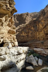 Sultanate of Oman, Ash Sharqiyah region, Bimmah, hikers in Wadi ash Shab