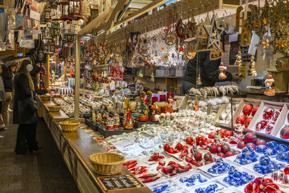 France, Bas-Rhin (67), Strasbourg, vieille ville classée au Patrimoine Mondial de l’UNESCO, vente de boules et autres décorations de Noël sur le Marché de Noel (Christkindelsmarik) de la place Broglie